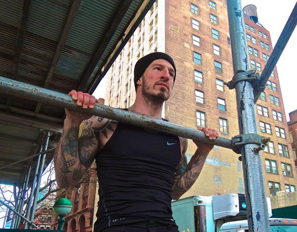 Danny Kavadlo Performs a Pull Up on New York City Scaffolding