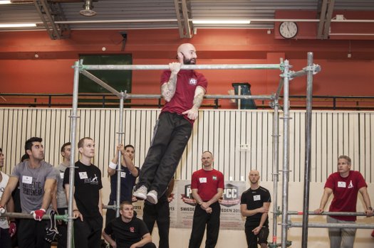 Al Kavadlo performs a One Arm Pull-Up at the PCC in Sweden
